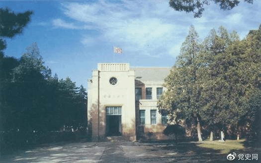 杨家岭革命旧址,位于延安城西北约3公里,是中共中央1938年11月至1947年3月的所在地。