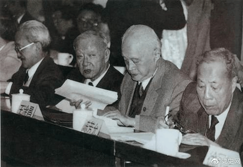 1986年3月,由4位老科学家倡议,经邓小平批示,中国制定实施了高技术研究发展计划。图为“863”计划的4位倡导人王大珩(左2)、王淦昌(左3)、杨嘉墀(左1)、陈芳允(左4)。