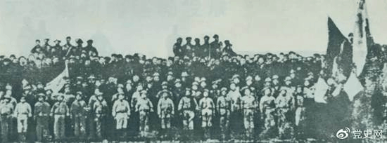 1923年2月4日,京汉铁路工人举行总罢工。图为京汉铁路总工会成立大会的代表合影。