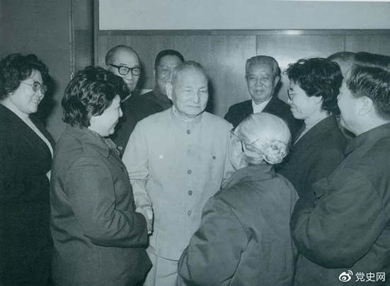 1984年2月2日,陈云邀请曲艺界著名人士侯宝林、骆玉笙等到中南海欢度春节。