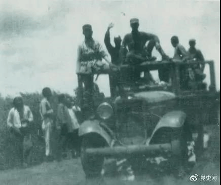 1938年3月31日,129师在邯长公路的响堂铺伏击日军,这是在战斗中缴获的汽车。