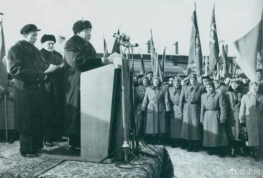 1956年1月30日,朱德访问波兰,在华沙中央车站发表演说。