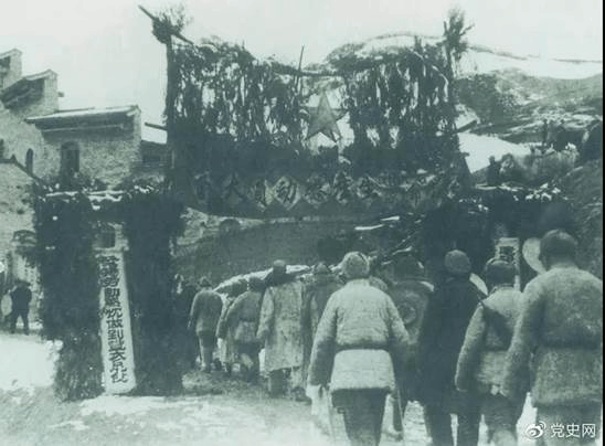 1939年2月2日 中共中央在延安召开生产动员大会,毛泽东在会上发出“自己动手”的号召。图为参会人员入场的情景。